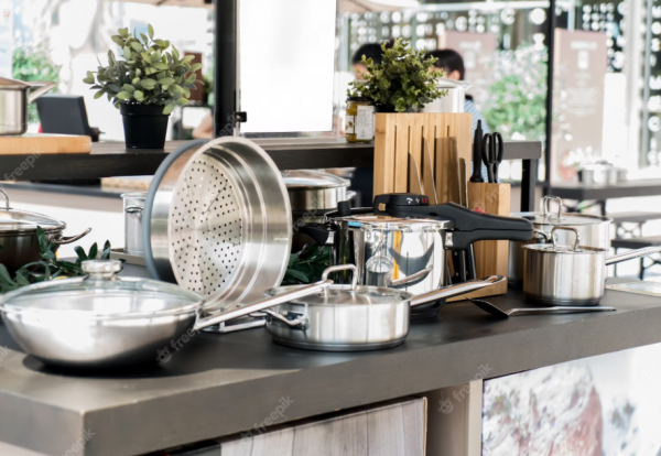 Dapur dengan peralatan dapur dari stainless steel